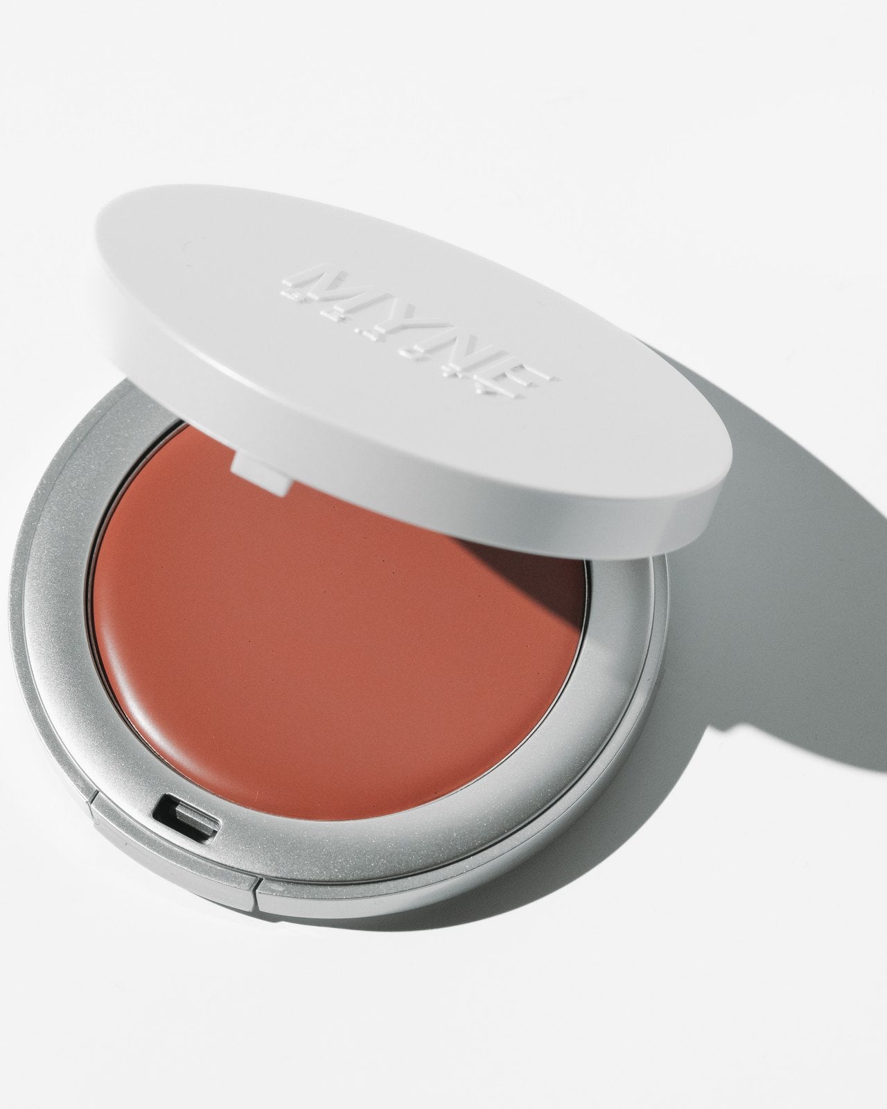 Open Haute Flash compact in a warm terracotta shade, white MYNE lid and silver base, t4
