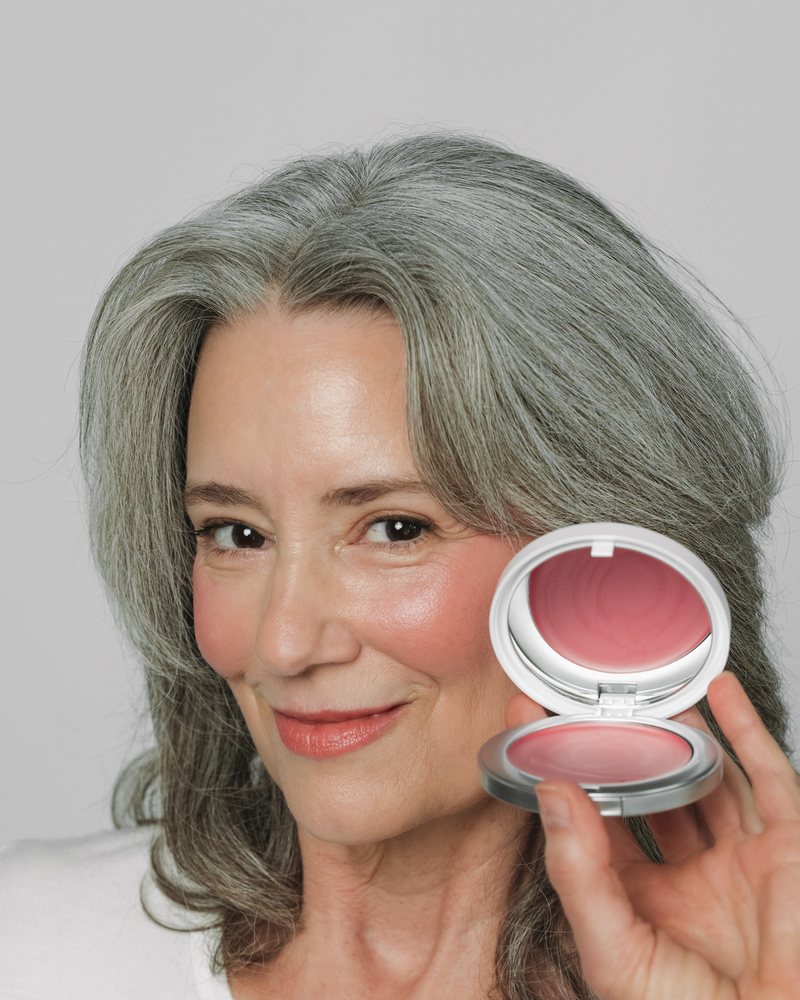 Woman holding the open Haute Flash compact, t1