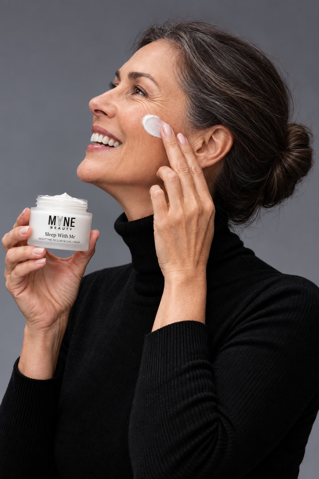 Woman applying Sleep With Me night cream, t3