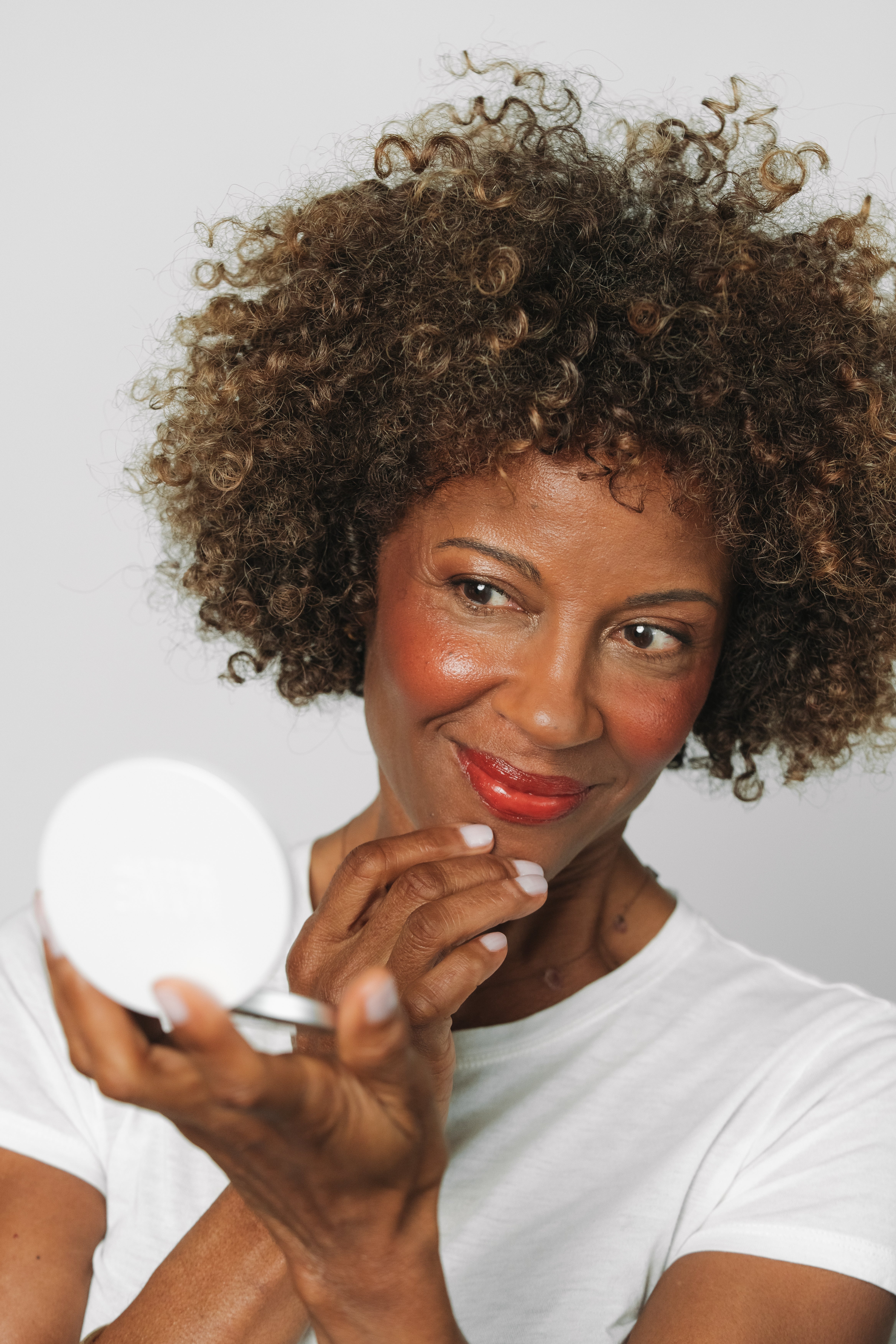 Black woman using Haute Flash, t1