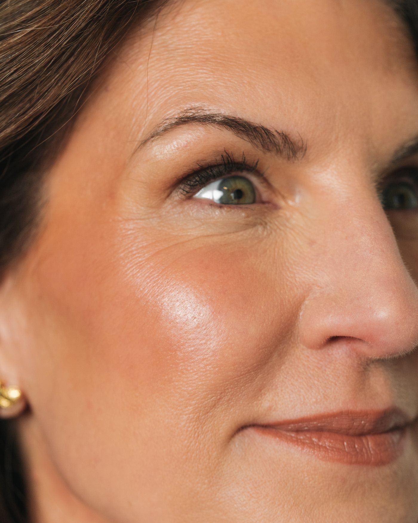 Liz Martin, close-up of her skin, t5