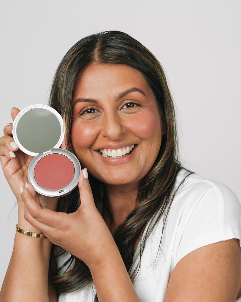 Woman showing the Haute Flash compact and mirror, t1