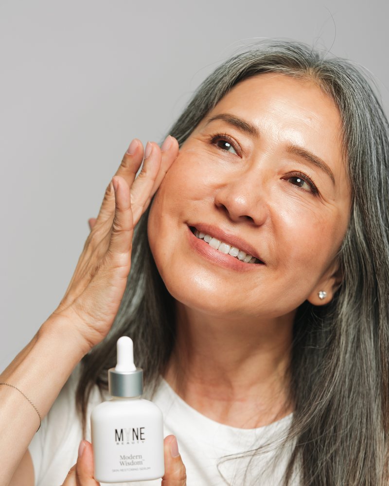 Woman smoothing in Modern Wisdom serum, t1