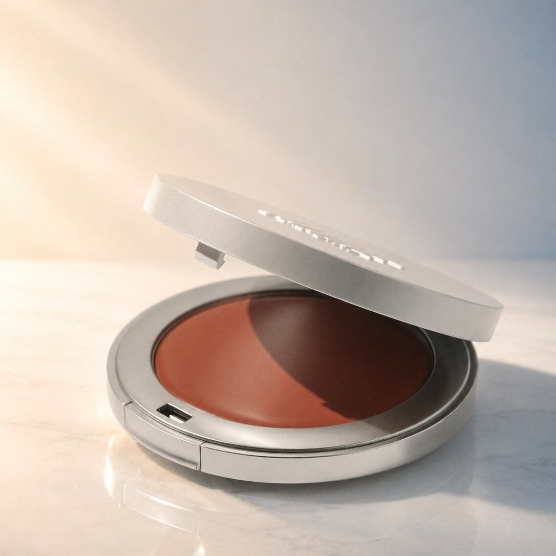 Haute Flash cream color compact open in the MYNE atmospheric studio world, t4